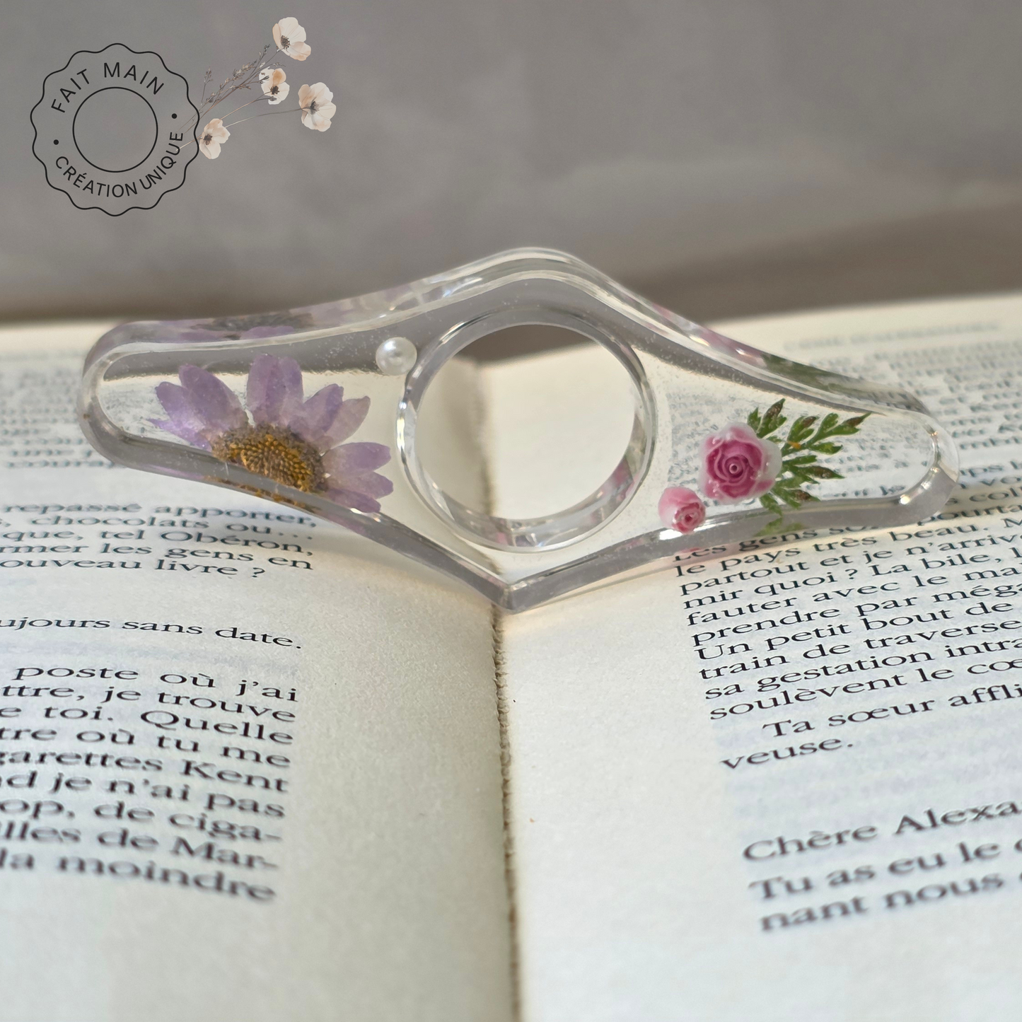 Bague de lecture en résine avec fleurs séchées – Accessoire unique pour lecteur – Fait main – Cadeau original