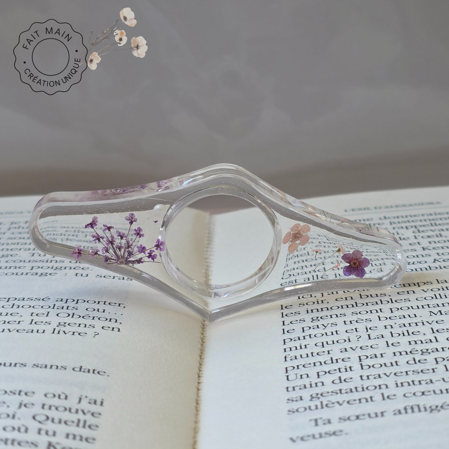 Bague de lecture en résine avec fleurs séchées – Accessoire unique pour lecteur – Fait main – Cadeau original