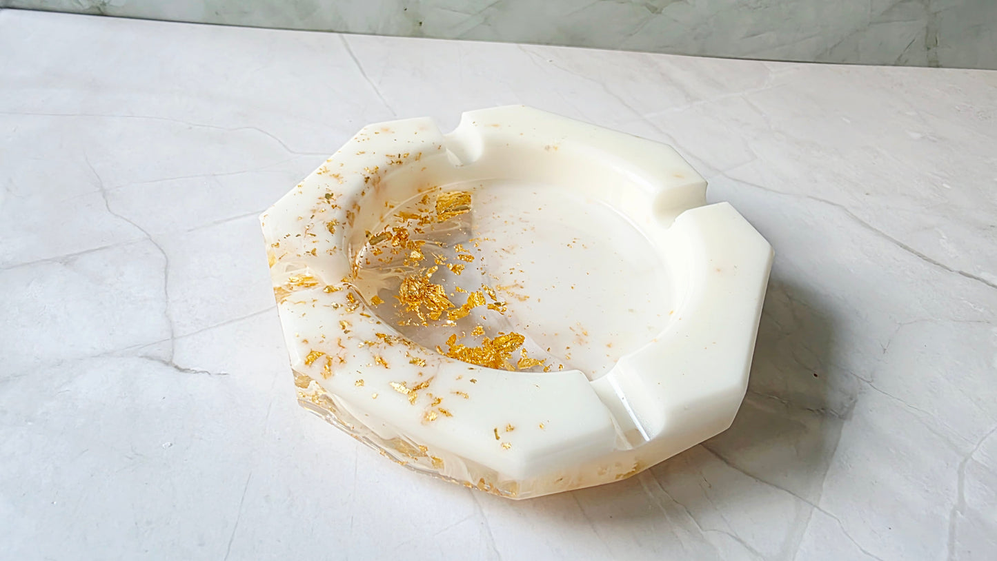 Cendriers de différentes couleurs en résine