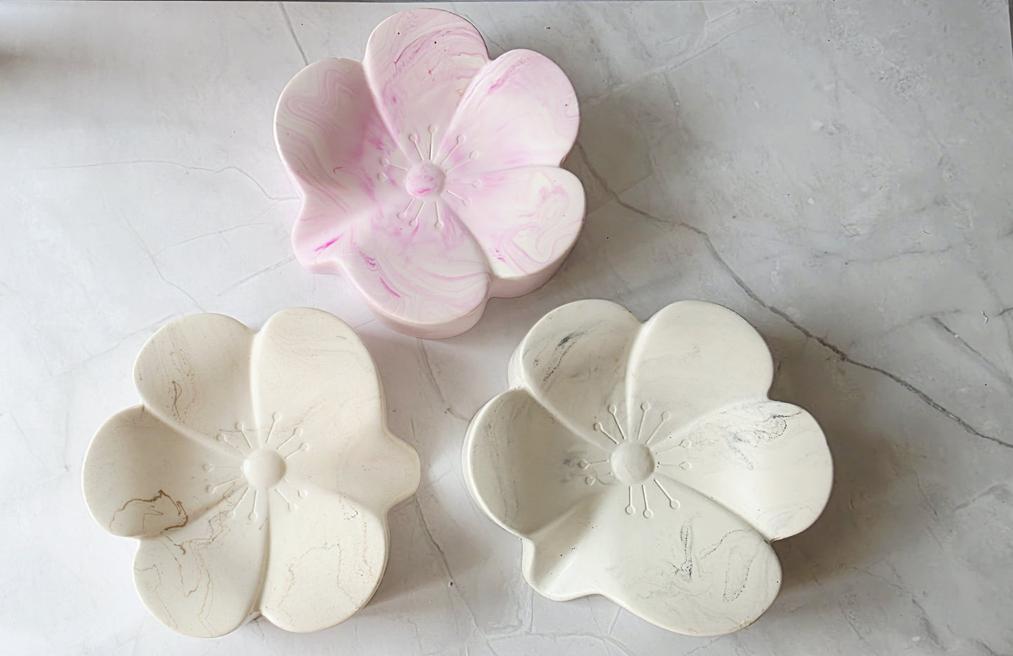 Porte-savon fleuri en matière minérale – Création artisanale