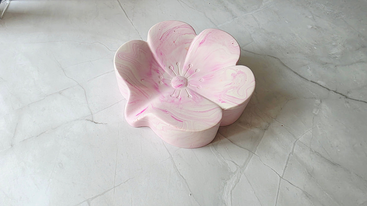 Porte-savon fleuri en matière minérale – Création artisanale