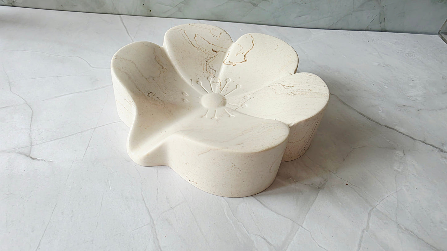 Porte-savon fleuri en matière minérale – Création artisanale