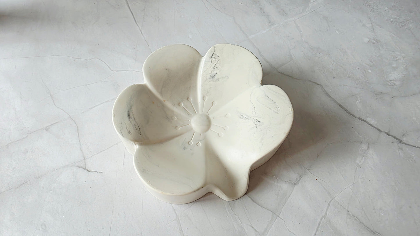 Porte-savon fleuri en matière minérale – Création artisanale
