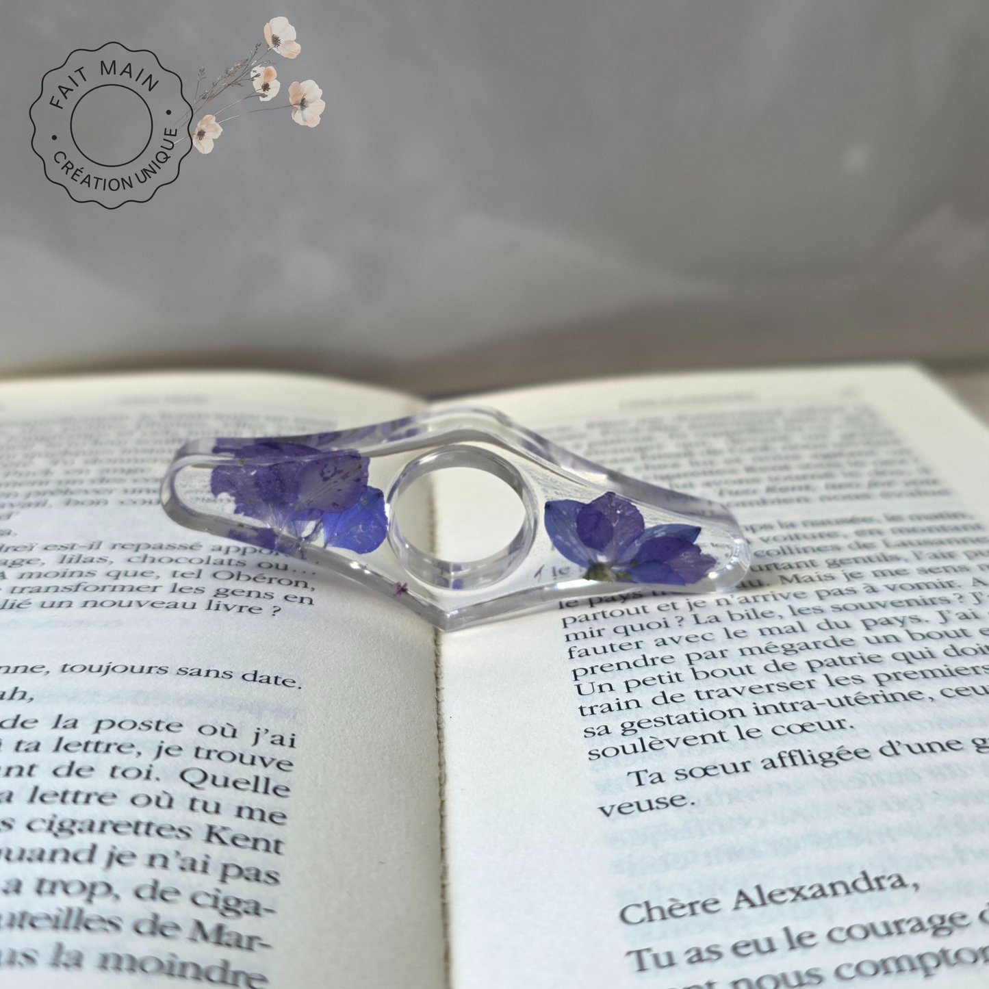 Bague de lecture en résine avec fleurs séchées – Accessoire unique pour lecteur – Fait main – Cadeau original