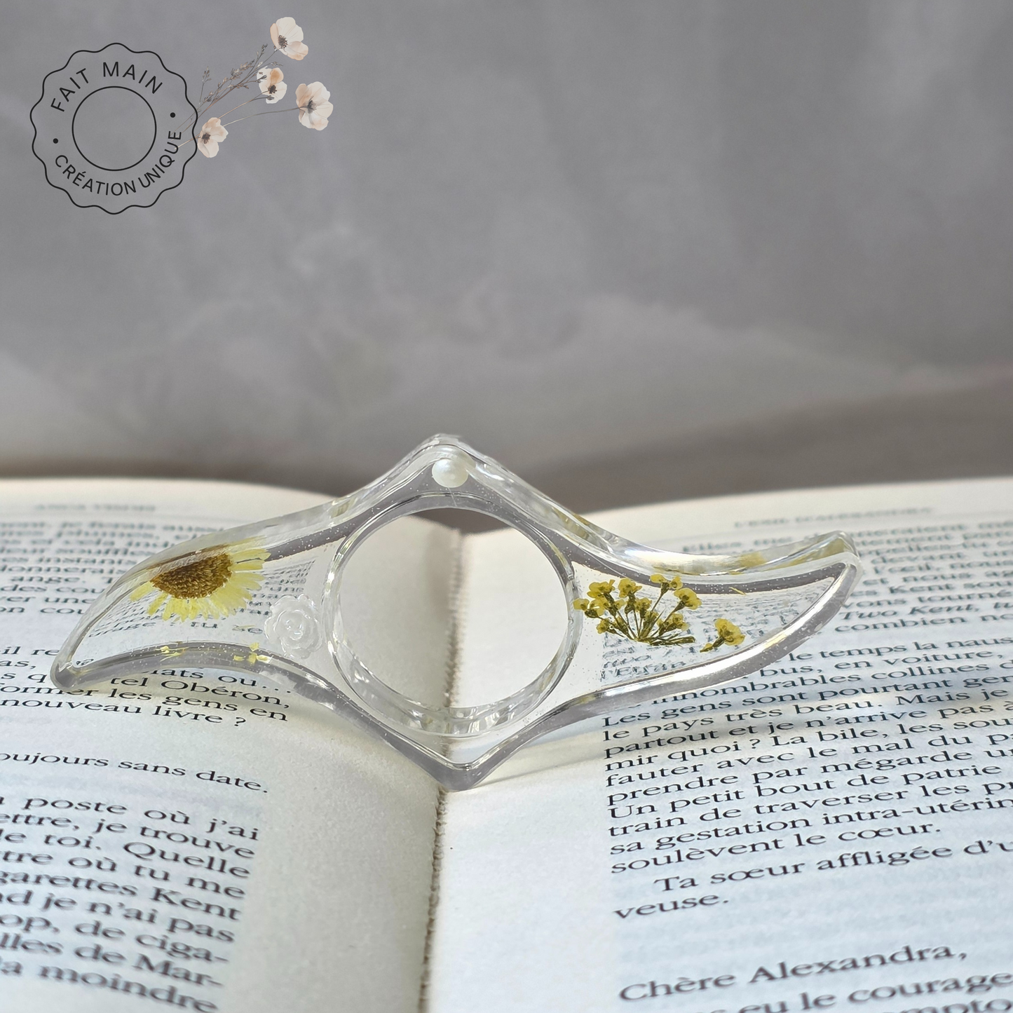Bague de lecture en résine avec fleurs séchées – Accessoire unique pour lecteur – Fait main – Cadeau original