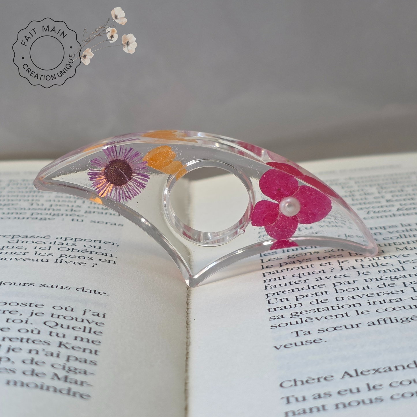 Bague de lecture en résine avec fleurs séchées – Accessoire unique pour lecteur – Fait main – Cadeau original