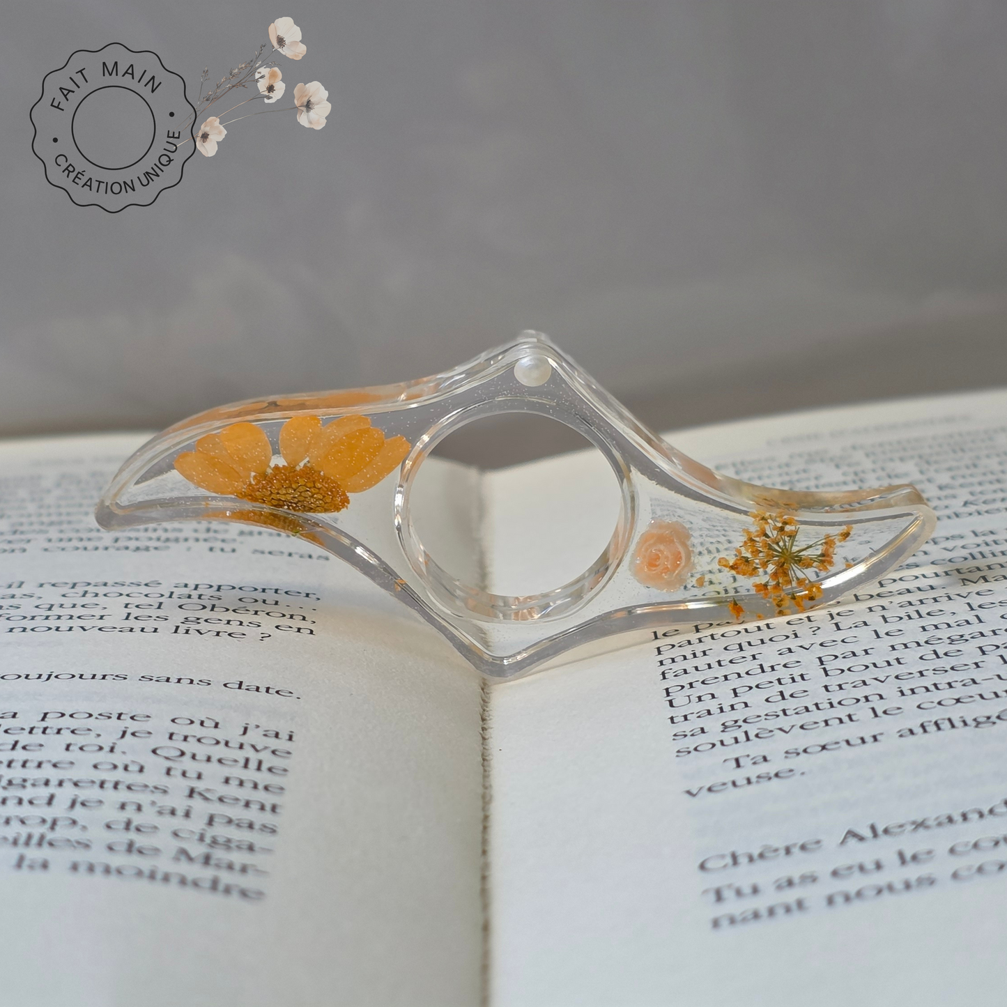 Bague de lecture en résine avec fleurs séchées – Accessoire unique pour lecteur – Fait main – Cadeau original