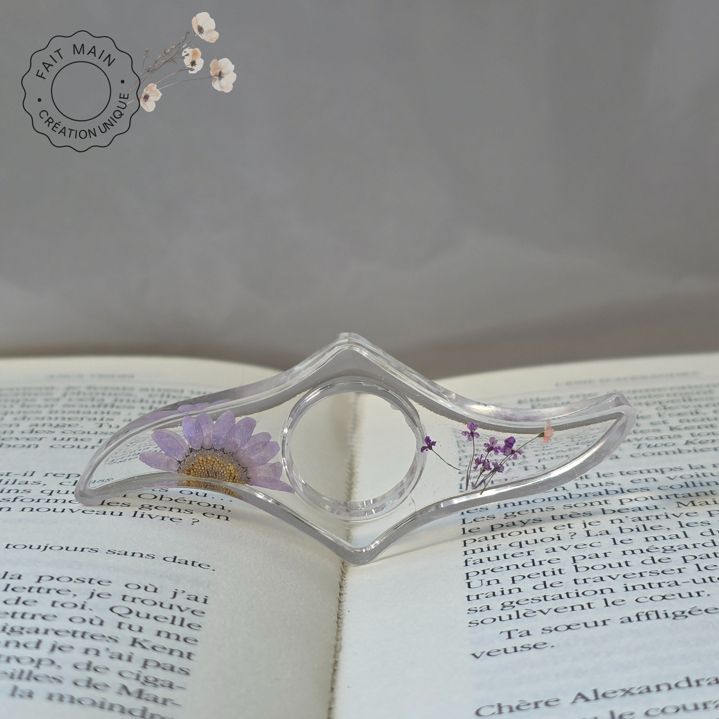 Bague de lecture en résine avec fleurs séchées – Accessoire unique pour lecteur – Fait main – Cadeau original