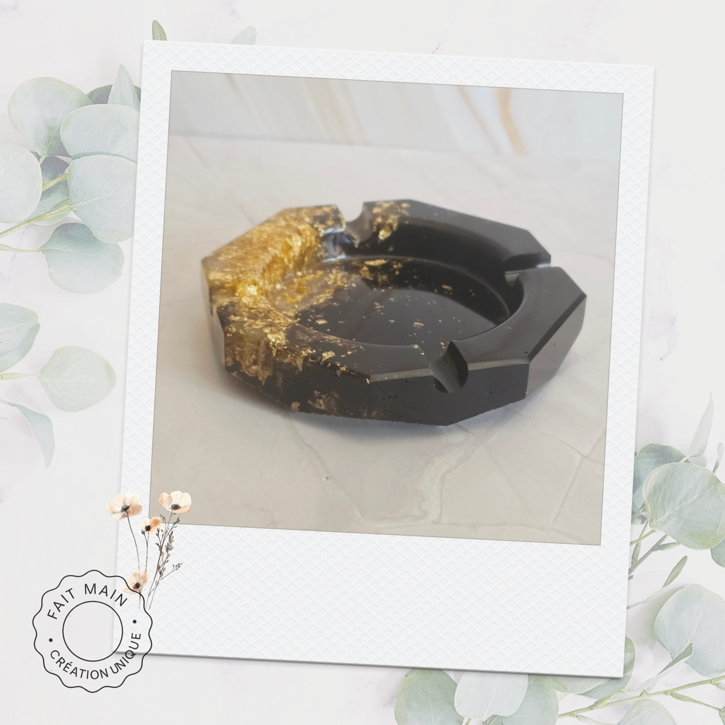 Cendriers de différentes couleurs en résine