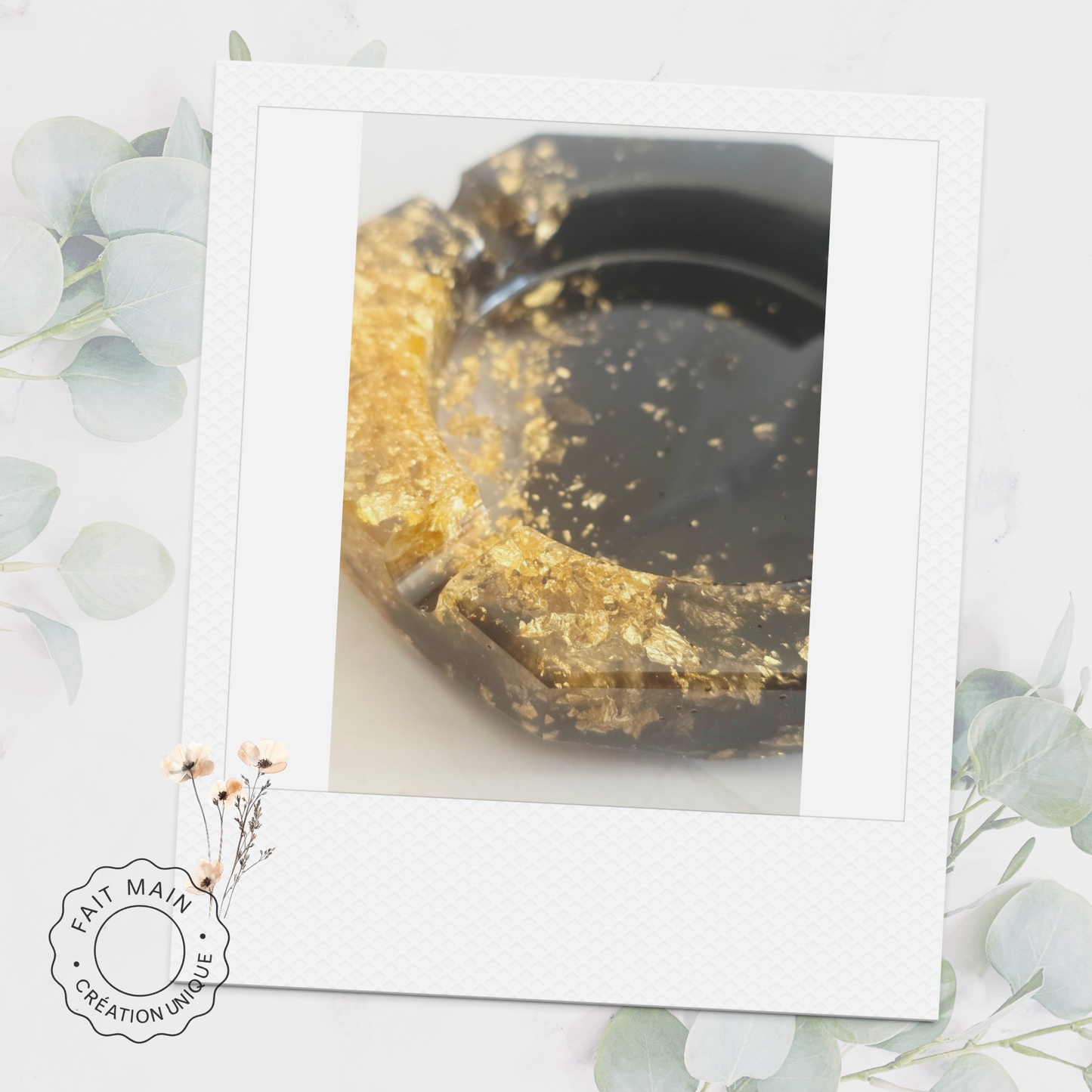 Cendriers de différentes couleurs en résine