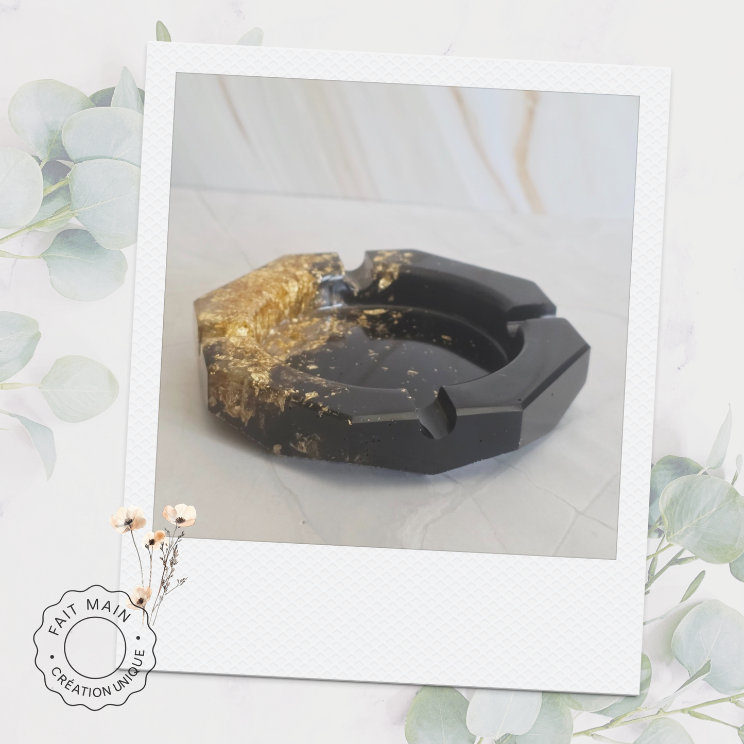 Cendriers de différentes couleurs en résine