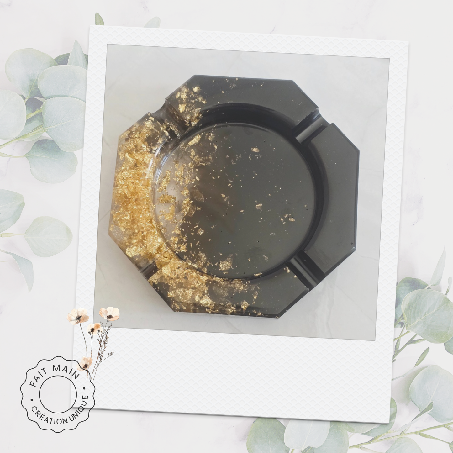 Cendriers de différentes couleurs en résine