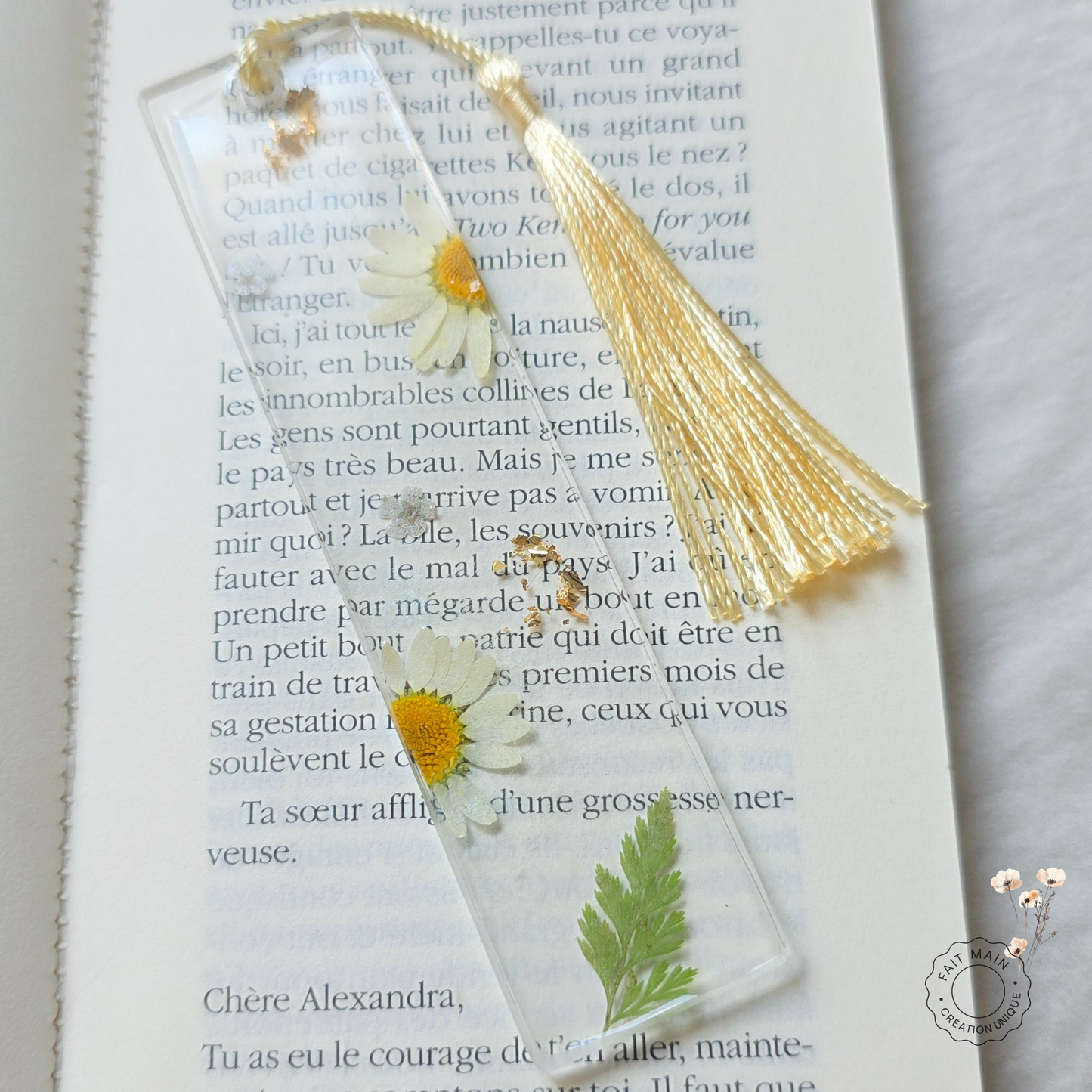 Marque-page fleurs séchées – Bijou de livre en résine transparente & paillettes dorées