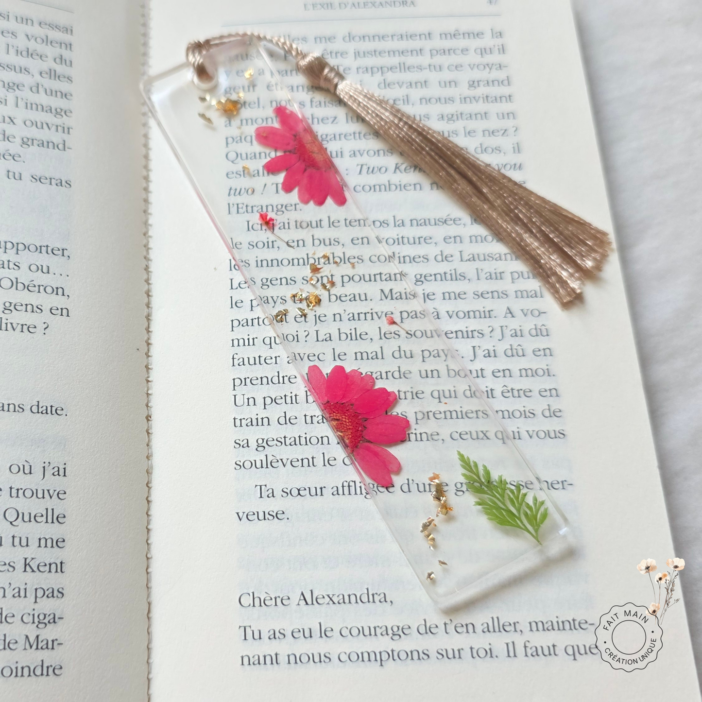 Marque-page fleurs séchées – Bijou de livre en résine transparente & paillettes dorées