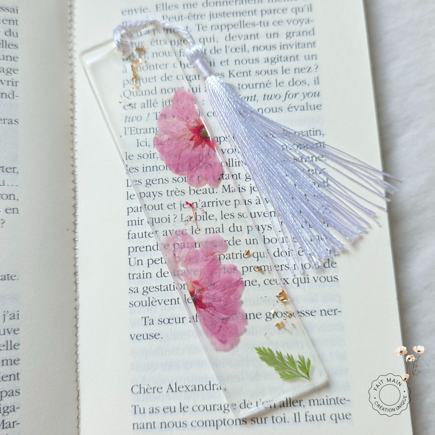 Marque-page fleurs séchées – Bijou de livre en résine transparente & paillettes dorées