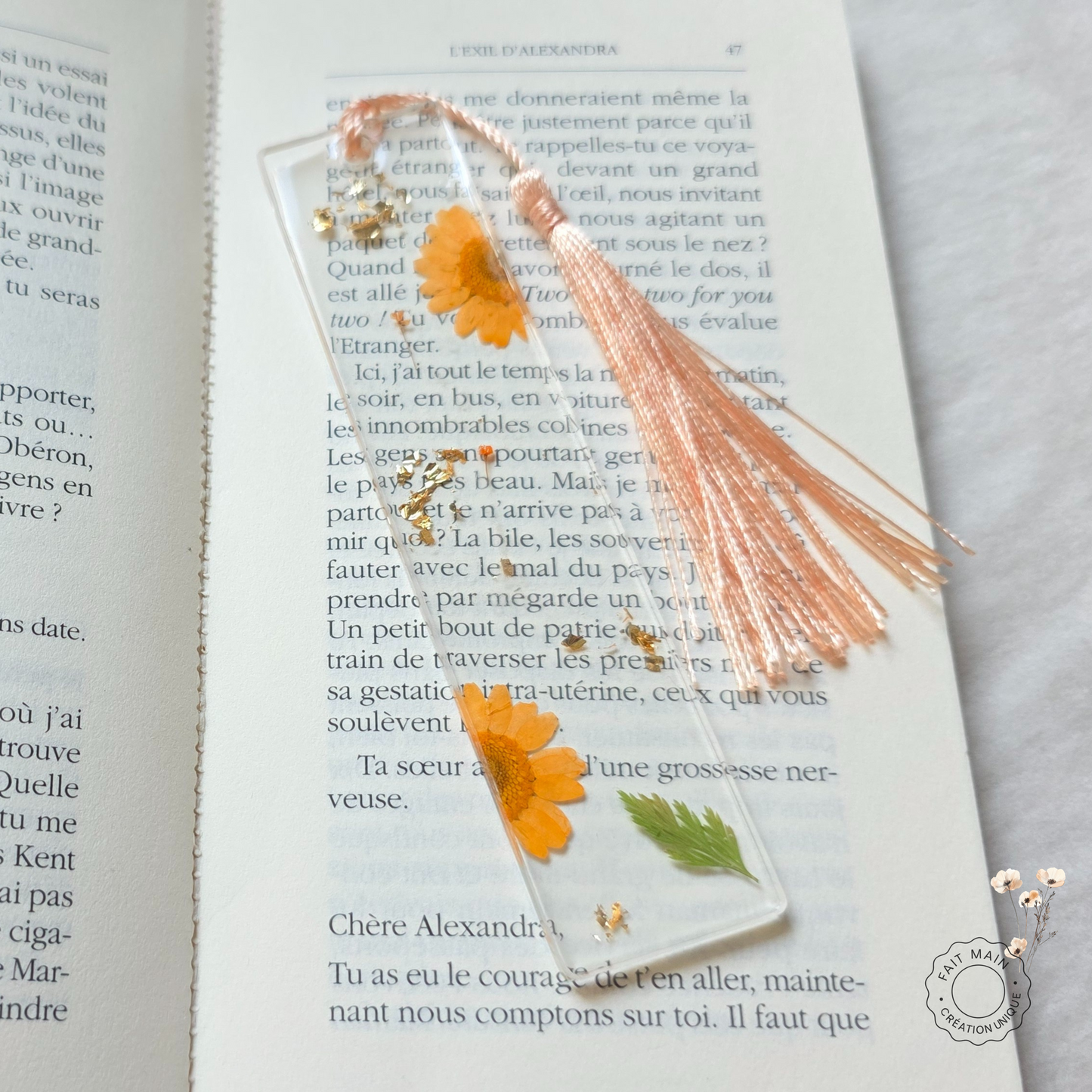 Marque-page fleurs séchées – Bijou de livre en résine transparente & paillettes dorées