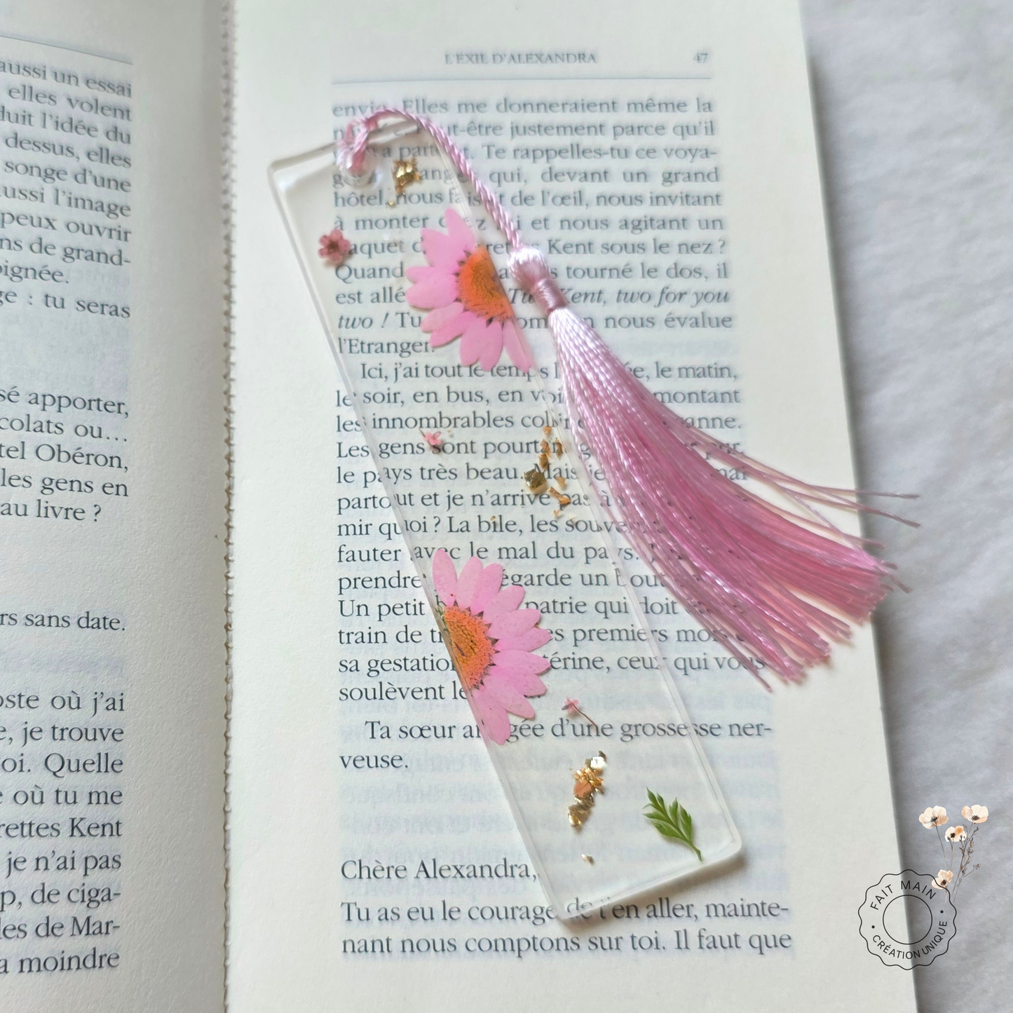 Marque-page fleurs séchées – Bijou de livre en résine transparente & paillettes dorées