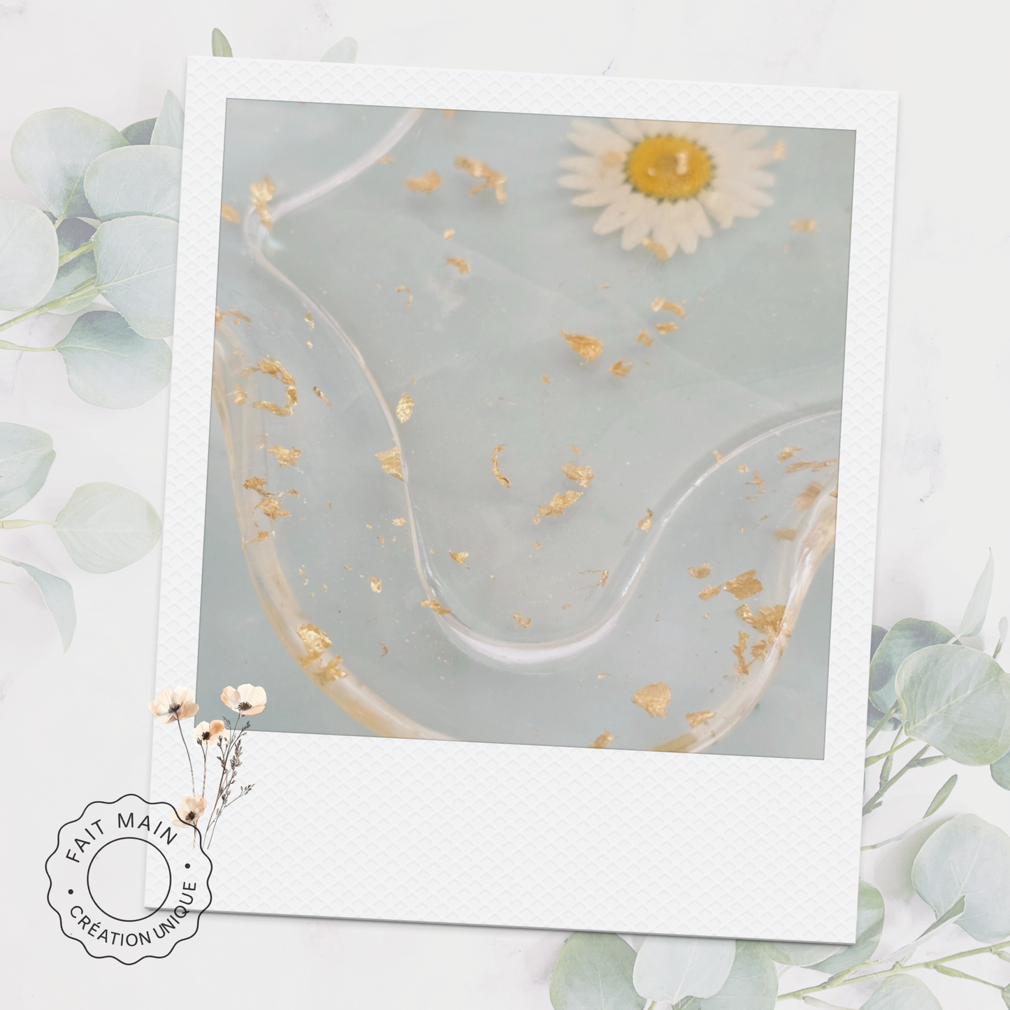 Plateau “Marguerite dorée” – Résine transparente & feuilles d’or