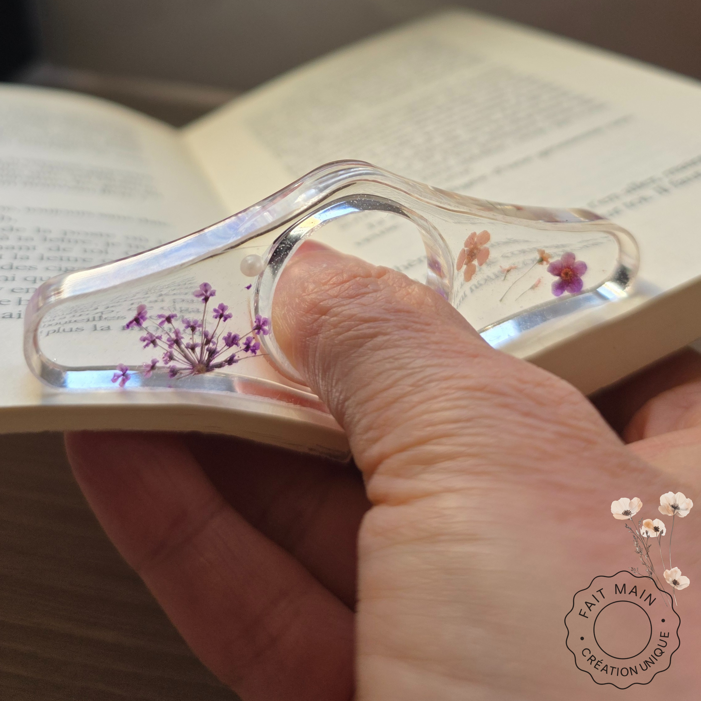 Bague de lecture en résine avec fleurs séchées – Accessoire unique pour lecteur – Fait main – Cadeau original