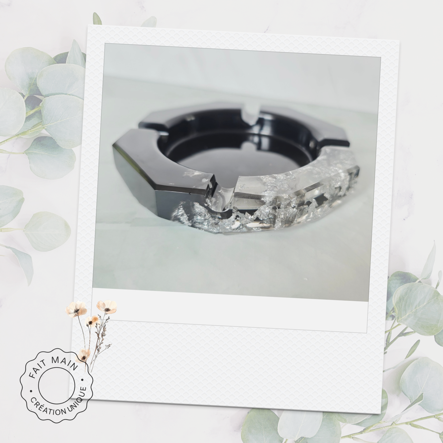 Cendriers de différentes couleurs en résine