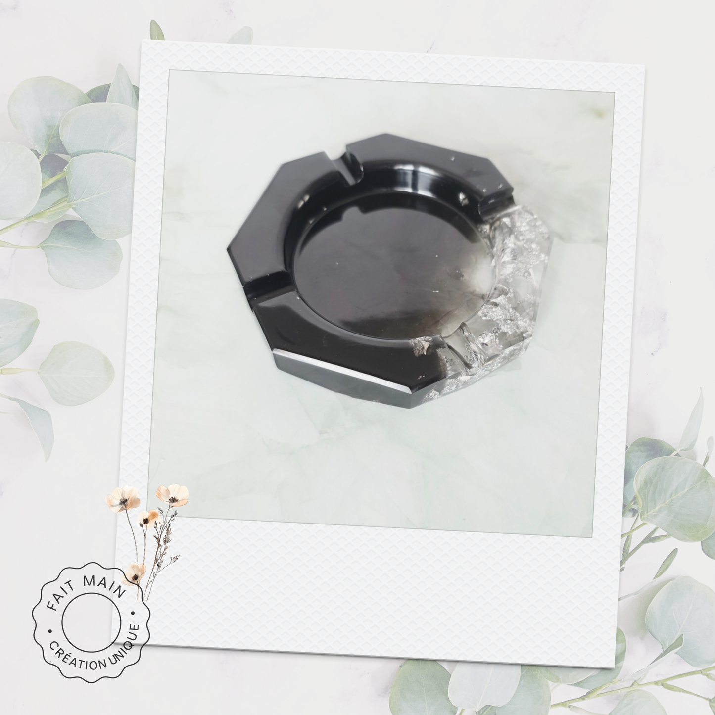 Cendriers de différentes couleurs en résine