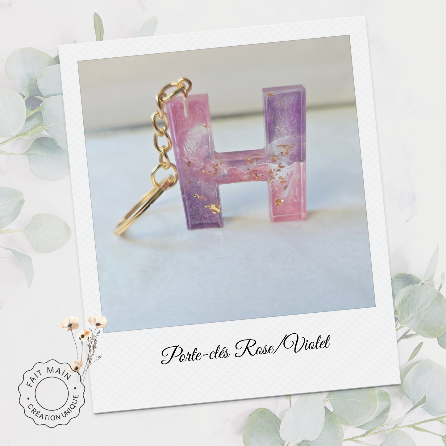 Porte-clés personnalisé en résine – Initiale rose & violet – Bijou de sac artisanal