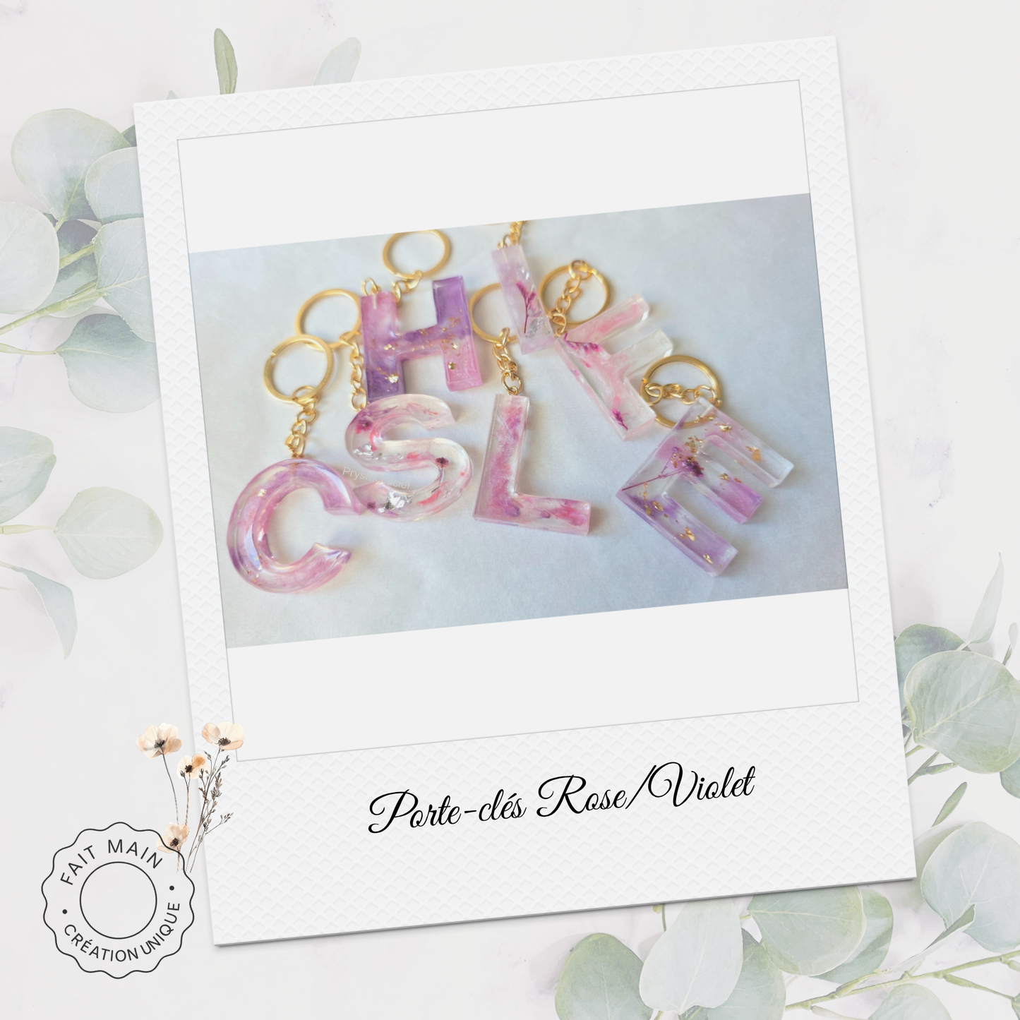 Porte-clés personnalisé en résine – Initiale rose & violet – Bijou de sac artisanal