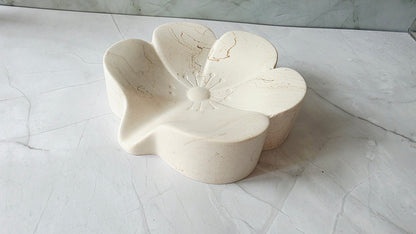 Porte-savon fleuri en matière minérale – Création artisanale
