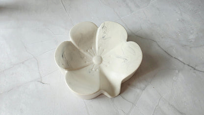 Porte-savon fleuri en matière minérale – Création artisanale