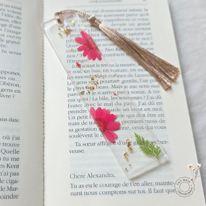 Marque-page fleurs séchées – Bijou de livre en résine transparente & paillettes dorées
