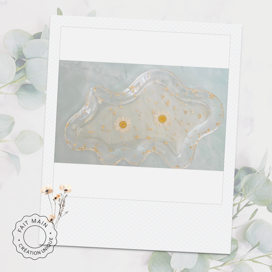 Plateau “Marguerite dorée” – Résine transparente & feuilles d’or