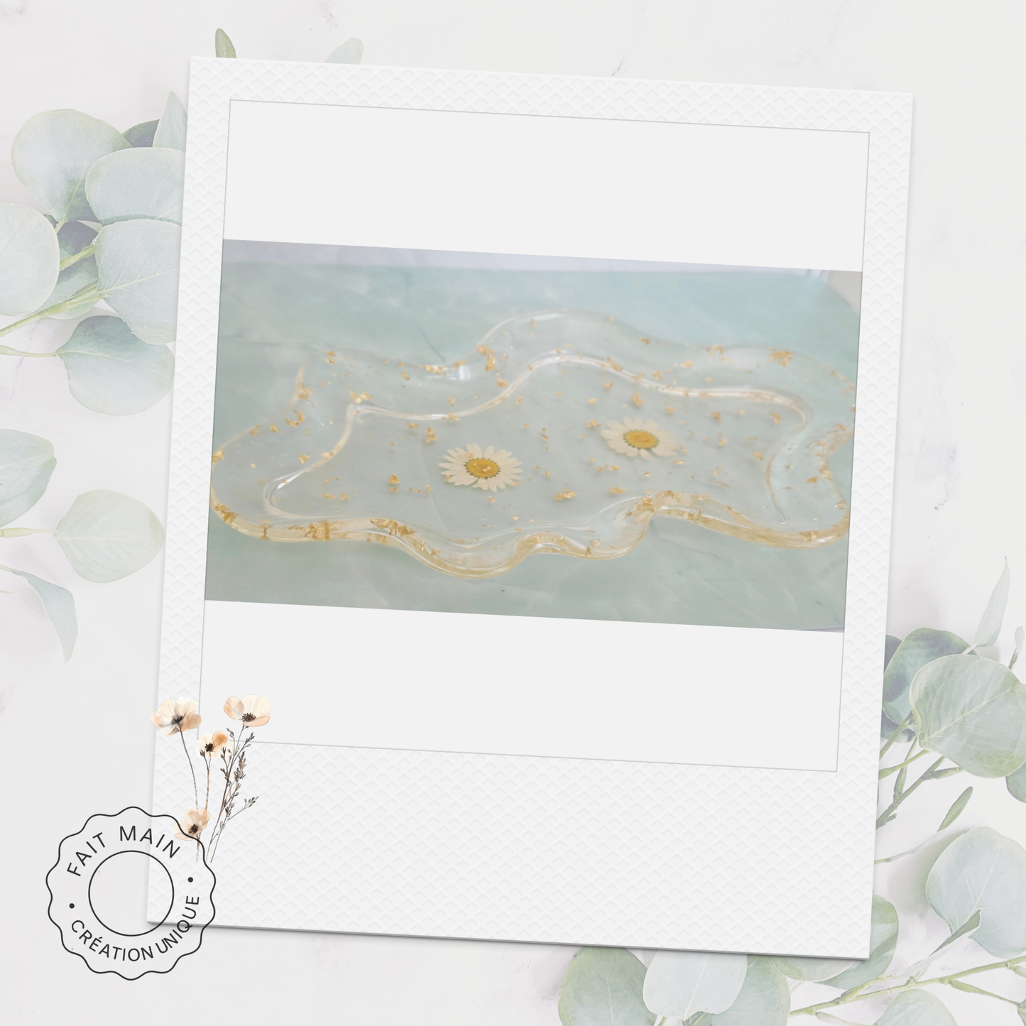 Plateau “Marguerite dorée” – Résine transparente & feuilles d’or