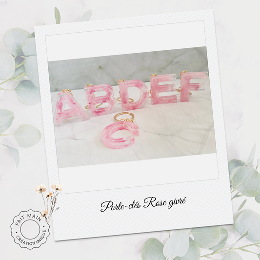 Porte-clés personnalisé en résine – Initiale rose givré – Bijou de sac artisanal