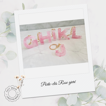 Porte-clés personnalisé en résine – Initiale rose givré – Bijou de sac artisanal