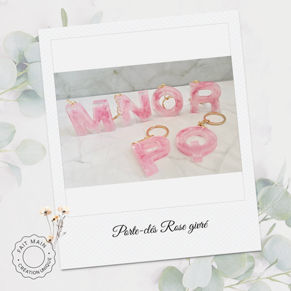 Porte-clés personnalisé en résine – Initiale rose givré – Bijou de sac artisanal
