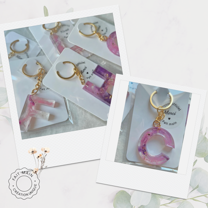 Porte-clés personnalisé en résine – Initiale rose & violet – Bijou de sac artisanal