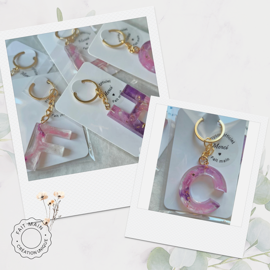 Porte-clés personnalisé en résine – Initiale rose & violet – Bijou de sac artisanal