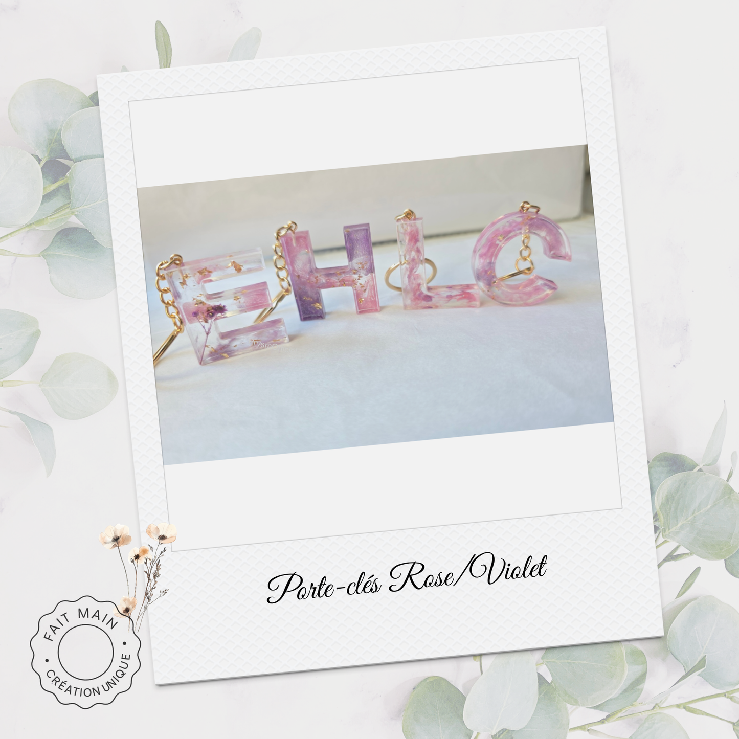 Porte-clés personnalisé en résine – Initiale rose & violet – Bijou de sac artisanal